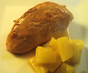 Pechuga de pollo al curry con piña