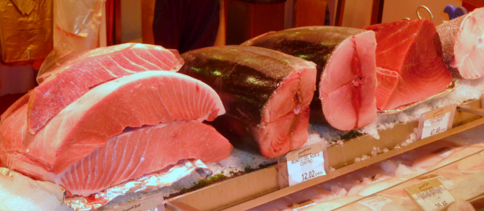 Lomos de ventresca de atún en Pescadería Ernesto Prieto en el Mercado de Chamartín