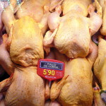 Mostrador de pollos de corral en Pollería Selecta Hermanos Gómez