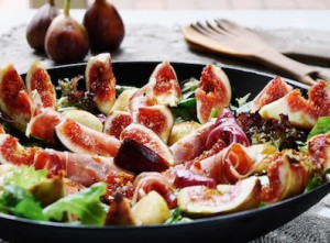 Ensalada de septiembre con higos, jamón y pera