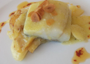 Receta de bacalao al pil pil sobre patatas a lo pobre