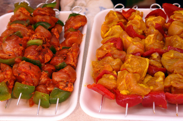 Brochetas de pollo en adobo y al curry