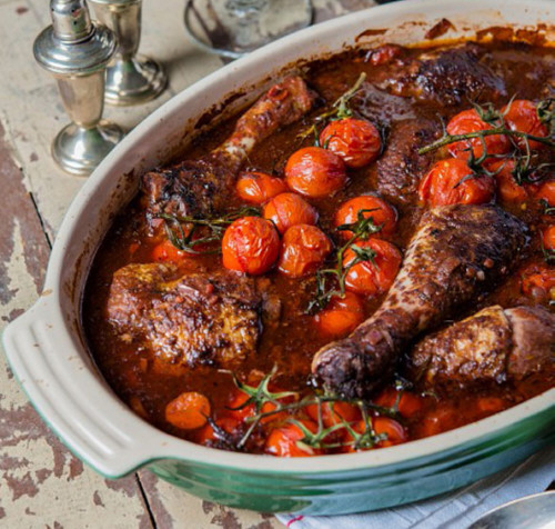 Pollo de corral en salsa de tomate