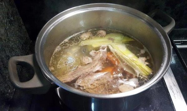 Caldo con pato azulón