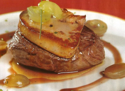 Receta de solomillo de buey con foie gras de pato y salsa de uvas - Del  mercado a tu mesa