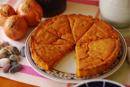 Empanada gallega de berberechos y zamburiñas