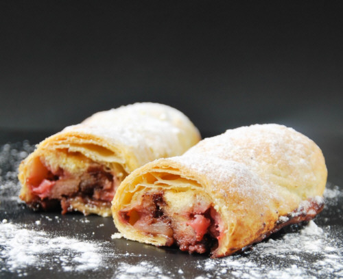 Strudel de pera, fresón y chocolate