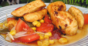 Ensalada de pollo adobado con pimientos asados