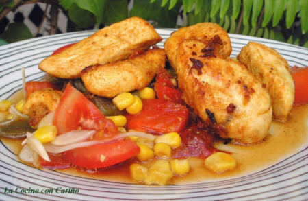 Ensalada de pollo adobado con pimientos asados