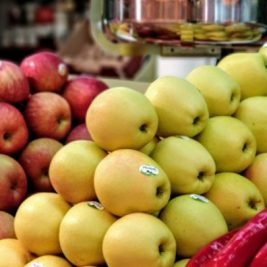 Selección de productos frescos de temporada en un puesto del Mercado de Chamartín en Madrid.
