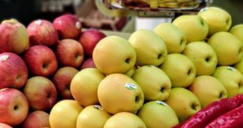 Selección de productos frescos de temporada en un puesto del Mercado de Chamartín en Madrid.