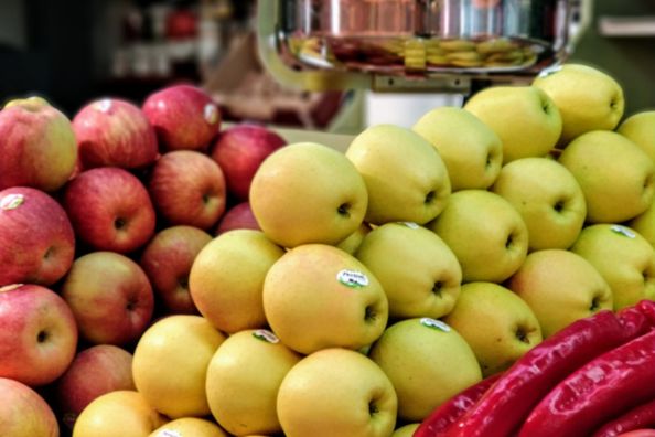 Selección de productos frescos de temporada en un puesto del Mercado de Chamartín en Madrid.